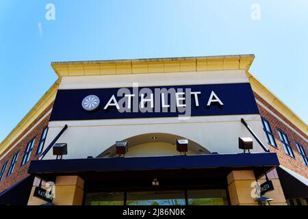 Exton, PA, USA - 10 maggio 2022: Athleta è un rivenditore di abbigliamento atletico femminile ed è di proprietà di Gap Inc. Ha 200 punti vendita. Foto Stock