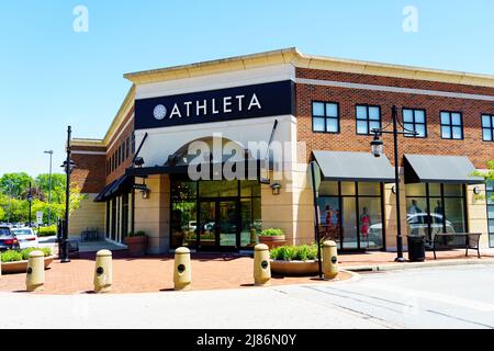 Exton, PA, USA - 10 maggio 2022: Athleta è un rivenditore di abbigliamento atletico femminile ed è di proprietà di Gap Inc. Ha 200 punti vendita. Foto Stock