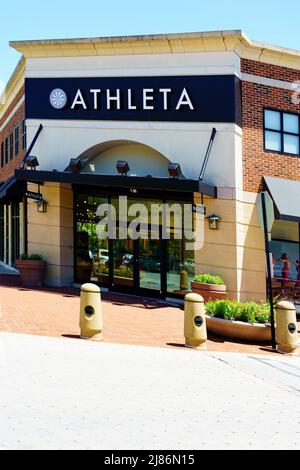 Exton, PA, USA - 10 maggio 2022: Athleta è un rivenditore di abbigliamento atletico femminile ed è di proprietà di Gap Inc. Ha 200 punti vendita. Foto Stock