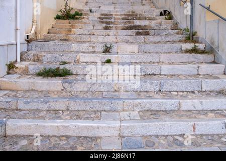 Quartiere tradizionale a Ermoupolis capitale, isola di Syros, Cicladi Grecia. Vecchia scala di marmo in pietra tra l'edificio. Vista dal soffietto alla parte anteriore superiore. Foto Stock