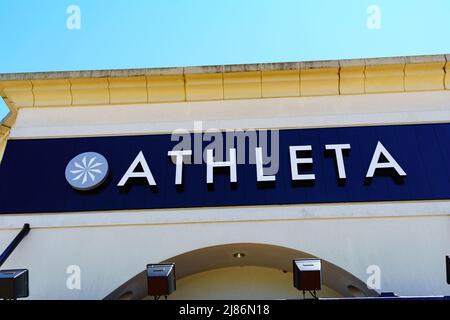 Exton, PA, USA - 10 maggio 2022: Athleta è un rivenditore di abbigliamento atletico femminile ed è di proprietà di Gap Inc. Ha 200 punti vendita. Foto Stock