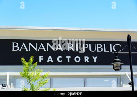 Exton, PA, USA - 10 maggio 2022: Banana Republic è un rivenditore di abbigliamento e accessori di lusso ed è di proprietà di Gap Inc. Ha 700 punti vendita. Foto Stock