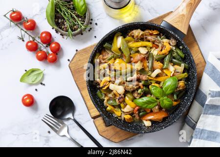 Vegetariano wok mescolare friggere. Gamberi di mare, calamari, seppie stufati di verdure e salsa all'aglio su un tavolo di marmo. Vista dall'alto, disposizione piatta. Foto Stock