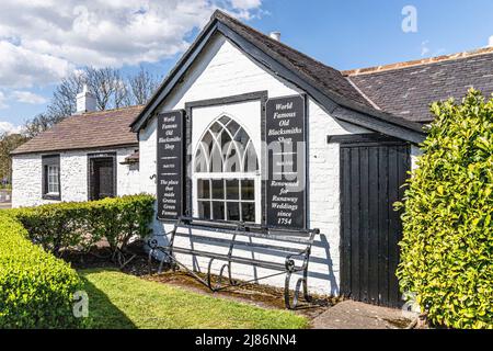 Il famoso Old Blacksmiths Shop, sede del matrimonio con l'incudine, a Gretna Green, Dumfries & Galloway, Scozia, Regno Unito Foto Stock