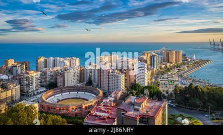 Skyline di Malaga, Spagna in una giornata di sole Foto Stock