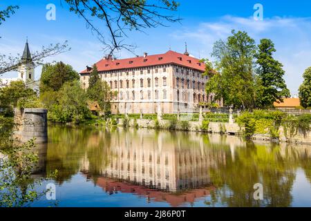 Barokni zamek Libochovice (nar. Kulturni pamatka), Ustecky kraj, Ceska republika / castello barocco Libochovice (punto di riferimento culturale nazionale), Repubblica Ceca Foto Stock