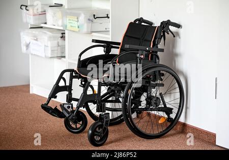 Berlino, Germania. 12th maggio 2022. Una sedia a rotelle si trova nella scuola di infermieristica 'meco Akademie'. Credit: Britta Pedersen/dpa/Alamy Live News Foto Stock