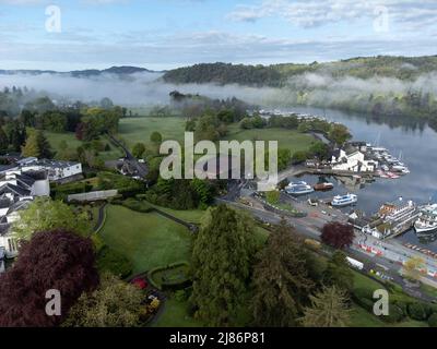 Windermere è un grande lago situato nel Lake District National Park di Cumbria, nel nord-ovest dell'Inghilterra Foto Stock