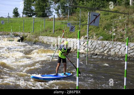 Gara di paddleboard sulla cascata del fiume Vltava nella repubblica Ceca Foto Stock