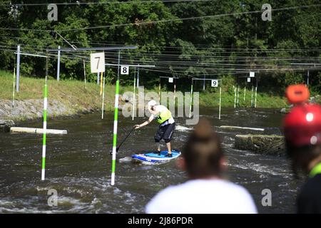 Gara di paddleboard sulla cascata del fiume Vltava nella repubblica Ceca Foto Stock