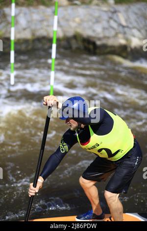 Gara di paddleboard sulla cascata del fiume Vltava nella repubblica Ceca Foto Stock