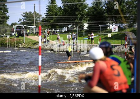 Gara di paddleboard sulla cascata del fiume Vltava nella repubblica Ceca Foto Stock