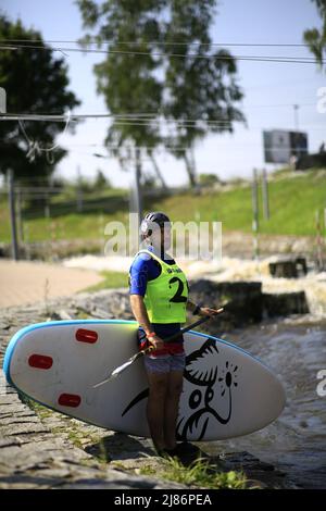 Gara di paddleboard sulla cascata del fiume Vltava nella repubblica Ceca Foto Stock