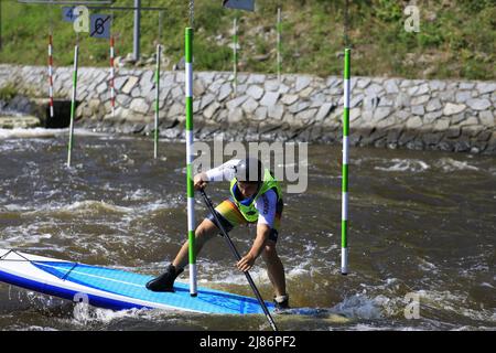 Gara di paddleboard sulla cascata del fiume Vltava nella repubblica Ceca Foto Stock