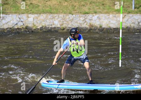 Gara di paddleboard sulla cascata del fiume Vltava nella repubblica Ceca Foto Stock