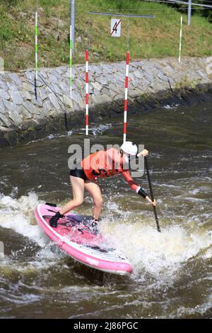 Gara di paddleboard sulla cascata del fiume Vltava nella repubblica Ceca Foto Stock