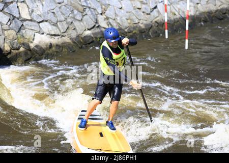 Gara di paddleboard sulla cascata del fiume Vltava nella repubblica Ceca Foto Stock