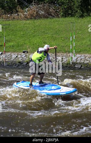 Gara di paddleboard sulla cascata del fiume Vltava nella repubblica Ceca Foto Stock