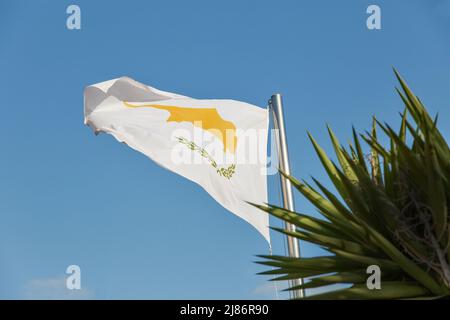 Bandiera di Cipro che sventola contro il primo piano del cielo azzurro Foto Stock