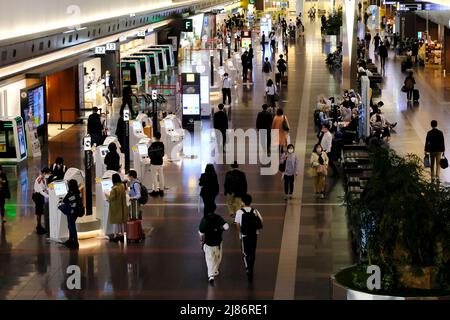 Tokyo, Giappone. 13th maggio 2022. I passeggeri che indossano maschere per il viso come misura preventiva contro la diffusione del covid-19 sono visti all'aeroporto internazionale di Tokyo, comunemente noto come Haneda Airport a Tokyo. (Credit Image: © James Matsumoto/SOPA Images via ZUMA Press Wire) Foto Stock