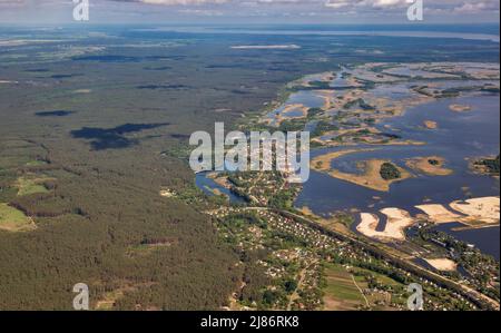 Vista aerea sull'ampio fiume Dnieper nell'Ucraina centrale. Foto Stock