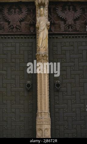 Spagna, Castiglia-la Mancha, Toledo. Cattedrale di Santa Maria. Eretto in stile gotico tra il 1227 e il 1493. Facciata principale. Porta del perdono. Costruito sotto la direzione dell'architetto Alvar Martínez (attivo tra il 1418 e il 1440). Cristo Salvatore scolpito sul mulo. Foto Stock