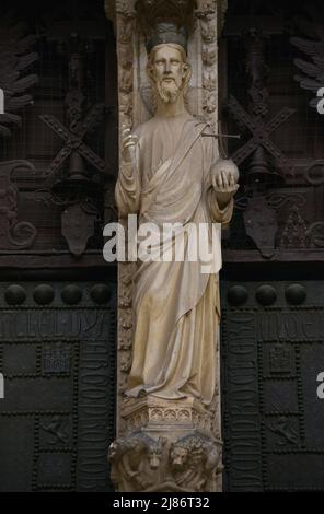 Spagna, Castiglia-la Mancha, Toledo. Cattedrale di Santa Maria. Eretto in stile gotico tra il 1227 e il 1493. Facciata principale. Porta del perdono. Costruito sotto la direzione dell'architetto Alvar Martínez (attivo tra il 1418 e il 1440). Particolare di Cristo Salvatore scolpito sul mullion. Foto Stock