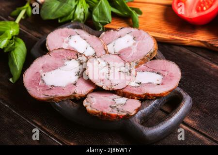 Affettare da una carne artigianale di tacchino fatta in casa, bollita e affumicata con l'aggiunta di filetto di pollo. Ingredienti: Bastone di tacchino, filetto di piccolo chi Foto Stock