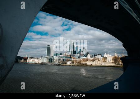 Vista della città di Londra, con il Gherkin, Walkie Talkie e la Torre di Londra da sotto Tower Bridge Foto Stock