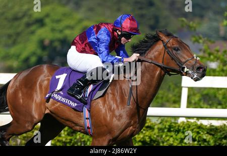 Alfred Muntings e Ryan Moore tornano a casa per vincere l'Irish Stallion Farms EBF Maiden all'ippodromo di Leopardstown a Dublino, in Irlanda. Data foto: Venerdì 13 maggio 2022. Foto Stock