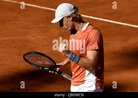 Roma, Italia. 13th maggio 2022. Denis Shapovalov del Canada reagisce nel corso del suo round del 8 contro Casper Ruud di Norvegia al torneo di tennis Internazionali BNL D'Italia al Foro Italico di Roma il 13th maggio 2022. Foto Antonietta Baldassarre/Insidefoto Credit: Ininsidefoto srl/Alamy Live News Foto Stock