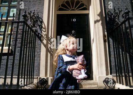 Il rifugiato ucraino Kira Ryndova, di 3 anni, detiene un Larry il giocattolo morbido gatto per i passi del 10 Downing Street a Londra dopo aver visitato con la sua famiglia per incontrare il primo ministro Boris Johnson, dopo essere arrivati nel Regno Unito attraverso il sistema di visto del Regno Unito. Data foto: Venerdì 13 maggio 2022. Foto Stock