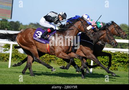 Manbehindthemoney e Ronan Whelan (3) tornano a casa per vincere l'Irish Stallion Farms EBF Median Auction Maiden all'ippodromo di Leopardstown a Dublino, Irlanda. Data foto: Venerdì 13 maggio 2022. Foto Stock