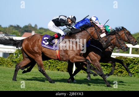 Manbehindthemoney e Ronan Whelan (3) tornano a casa per vincere l'Irish Stallion Farms EBF Median Auction Maiden all'ippodromo di Leopardstown a Dublino, Irlanda. Data foto: Venerdì 13 maggio 2022. Foto Stock