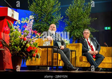 Nijmegen, Paesi Bassi. 12th maggio 2022. Il sindaco di Nijmegen, Hubert Bruls (a destra) e il vicepresidente della Commissione europea, Frans Timmermans (a sinistra) sono visti seduti sul palco. "I Trattati della medaglia di Nijmegen" sono un premio biennale assegnato a una figura internazionale chiave o a un'organizzazione che ha dato un contributo speciale in politica, scienza, economia o cultura allo sviluppo e alla posizione dell'Europa, o alla pace europea. Quest'anno Frans Timmermans ha ricevuto il premio per il suo impegno per la pace e la cooperazione in Europa. Frans Timmermans è un convinto sostenitore dello Stato di diritto e ha Foto Stock