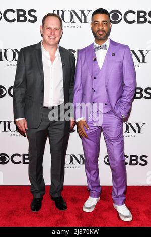 New York, Stati Uniti. 11th maggio 2022. David Holcenberg e Jason Michael Webb passeggiando sul tappeto rosso durante i Tony Awards incontra il Nominees Press Junket tenuto al 45 West 45th Street a New York, NY, 11 maggio 2022. (Foto di Anthony Behar/Sipa USA) Credit: Sipa USA/Alamy Live News Foto Stock