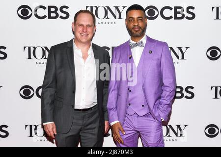 New York, Stati Uniti. 11th maggio 2022. David Holcenberg e Jason Michael Webb passeggiando sul tappeto rosso durante i Tony Awards incontra il Nominees Press Junket tenuto al 45 West 45th Street a New York, NY, 11 maggio 2022. (Foto di Anthony Behar/Sipa USA) Credit: Sipa USA/Alamy Live News Foto Stock