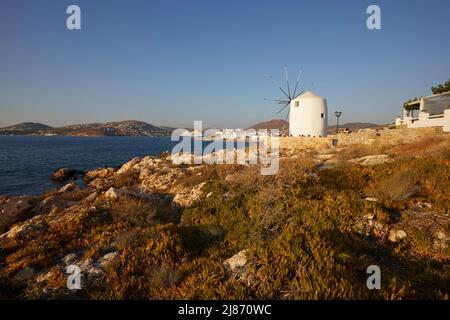 Mulino a vento tradizionale a Paros, Isole Cicladi, Grecia Foto Stock