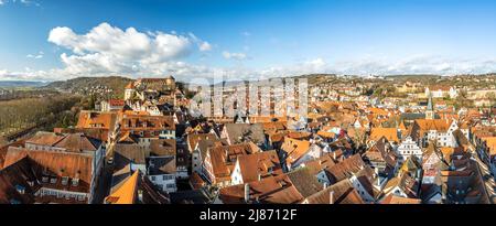 Panorama panoramico widescreen ad alta risoluzione della città vecchia e del castello di Tübingen nella Germania meridionale Foto Stock
