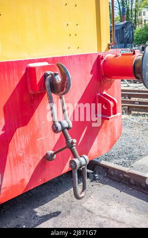 Reepham, Norfolk, Regno Unito – Maggio 08 2022. Focalizzazione ravvicinata e selettiva sui paraurti e gancio sulla parte anteriore di un treno a vapore alloggiato in un cantiere ferroviario disutilizzato Foto Stock