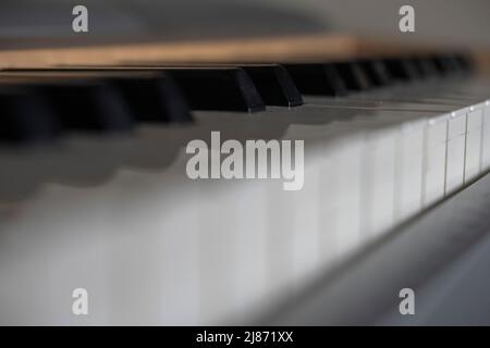 Piano Key vista laterale con profondità di campo bassa Foto Stock