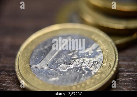 Scatto macro di una moneta euro graffiata. Foto Stock
