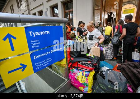 Praga, Repubblica Ceca. 13th maggio 2022. Rifugiati di guerra ucraini alla stazione ferroviaria principale di Praga, Repubblica Ceca, nella foto del 13 maggio 2022. Credit: Vit Simanek/CTK Photo/Alamy Live News Foto Stock