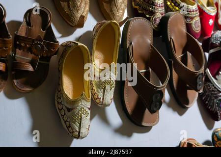 Paia di scarpe da uomo Rajasthani in mostra per la vendita. Jaisalmer, Rajasthan, India. Foto Stock