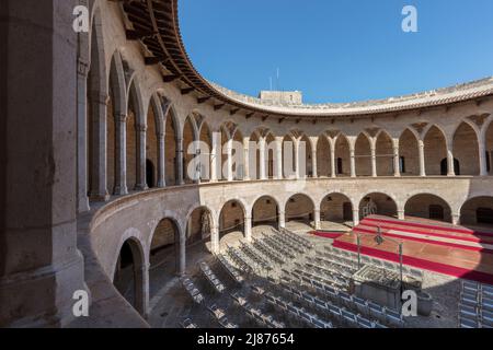 Castello Bellver (Castell de Bellver) - il cortile interno circolare del castello gotico in cima a una collina risalente ai primi del 14th secolo che domina Palma, Maiorca Foto Stock