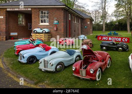 J40 Motor Co, Pedal Cars in mostra allo Scramble di aprile tenuto al Bicester Heritage Center il 23 aprile 2022 Foto Stock