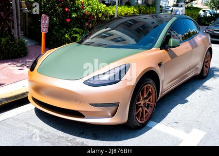 Miami Beach, Florida USA - 14 aprile 2021: tesla model y orange matte 2019, vista d'angolo. Foto Stock