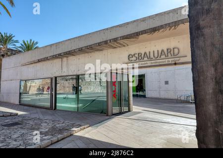 Es Baluard Museu d'Art Modern i Contemporani, museo di arte moderna e contemporanea costruito nel bastione di Sant Pere, parte della parete originale della città di Palma. Foto Stock