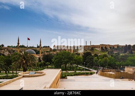 Sanliurfa città vecchia vista intorno popolare Balıklıgöl, lago di pesce, zona con il castello di Urfa in cima. Urfa è una popolare destinazione turistica Foto Stock