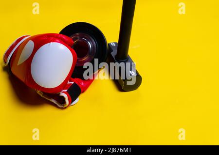 Guanti sleedgehammer boxer giallo rosso ancake spazio di fondo fitness, per attrezzature oggetto dal peso per il sollevamento di potenza atletica, due vincitori. Battito Foto Stock